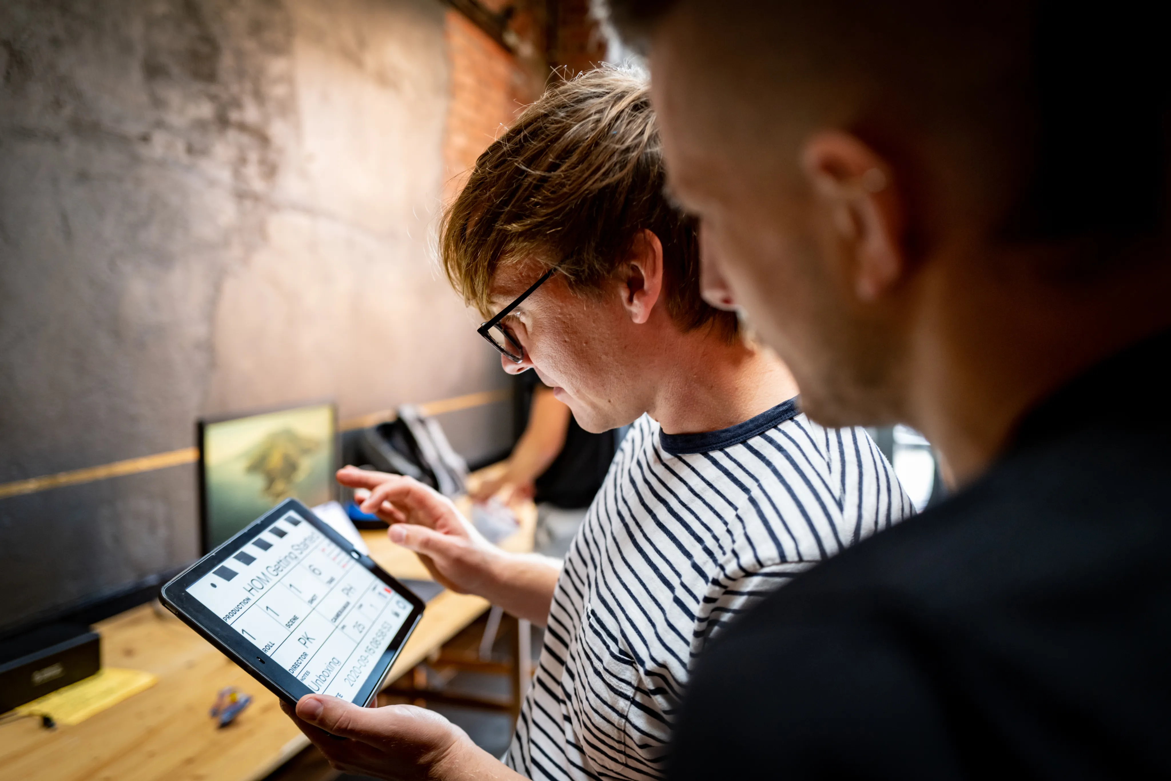 Videoproducer bei einer Abstimmung mit dem Kunden am Filmset