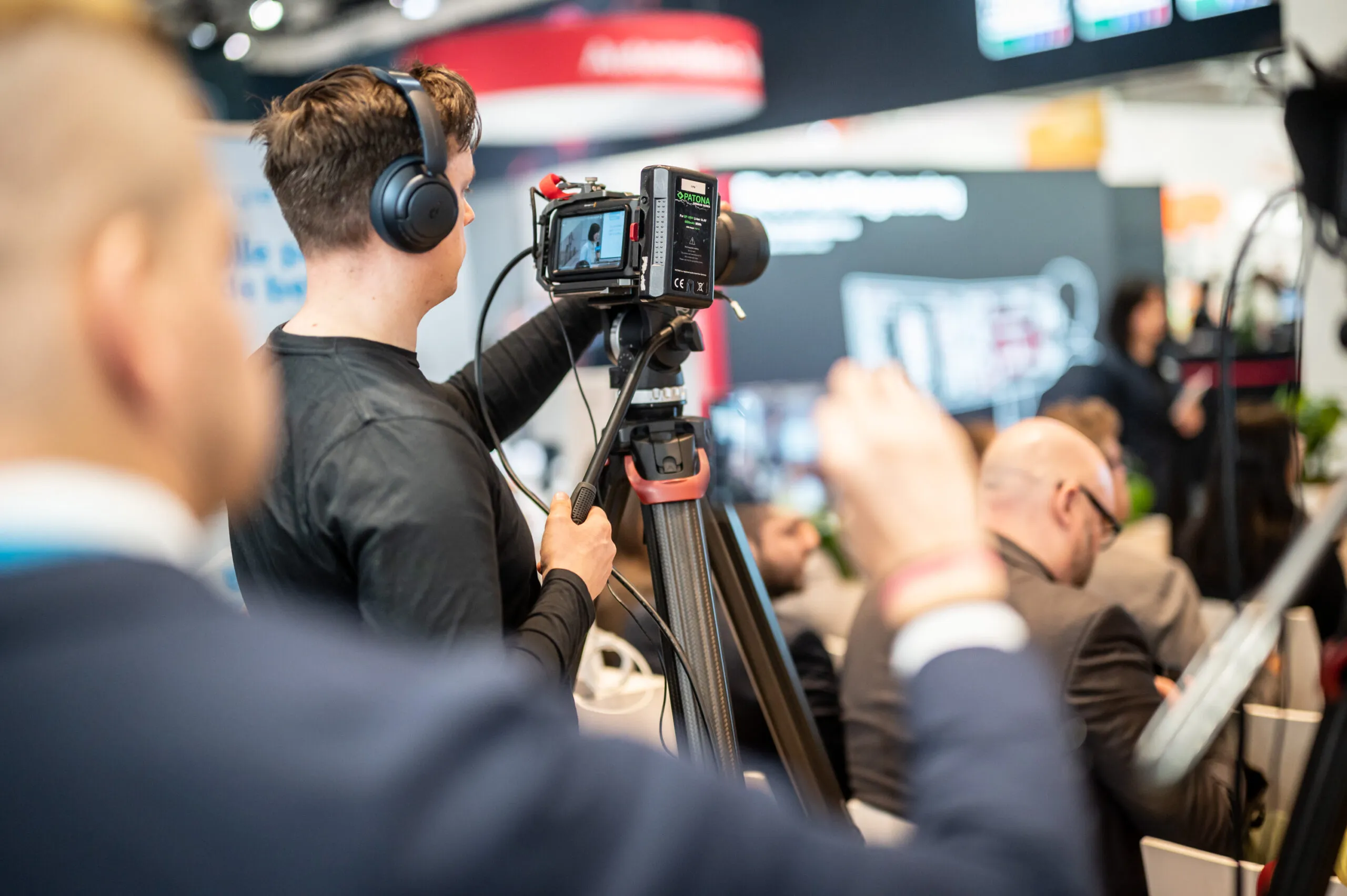 Kameramann filmt eine Pressekonferenz für ein Unternehmen auf der Hannover Messe